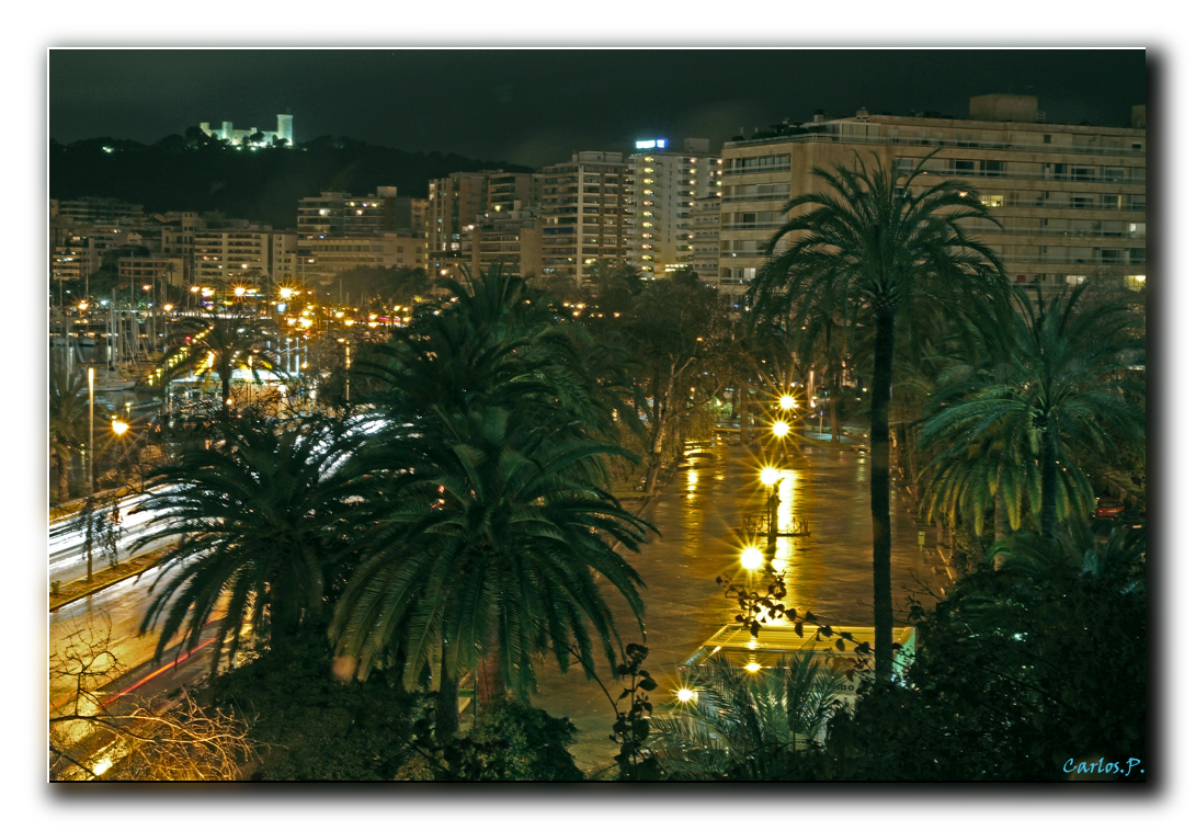 Lloviendo de noche en la ciudad