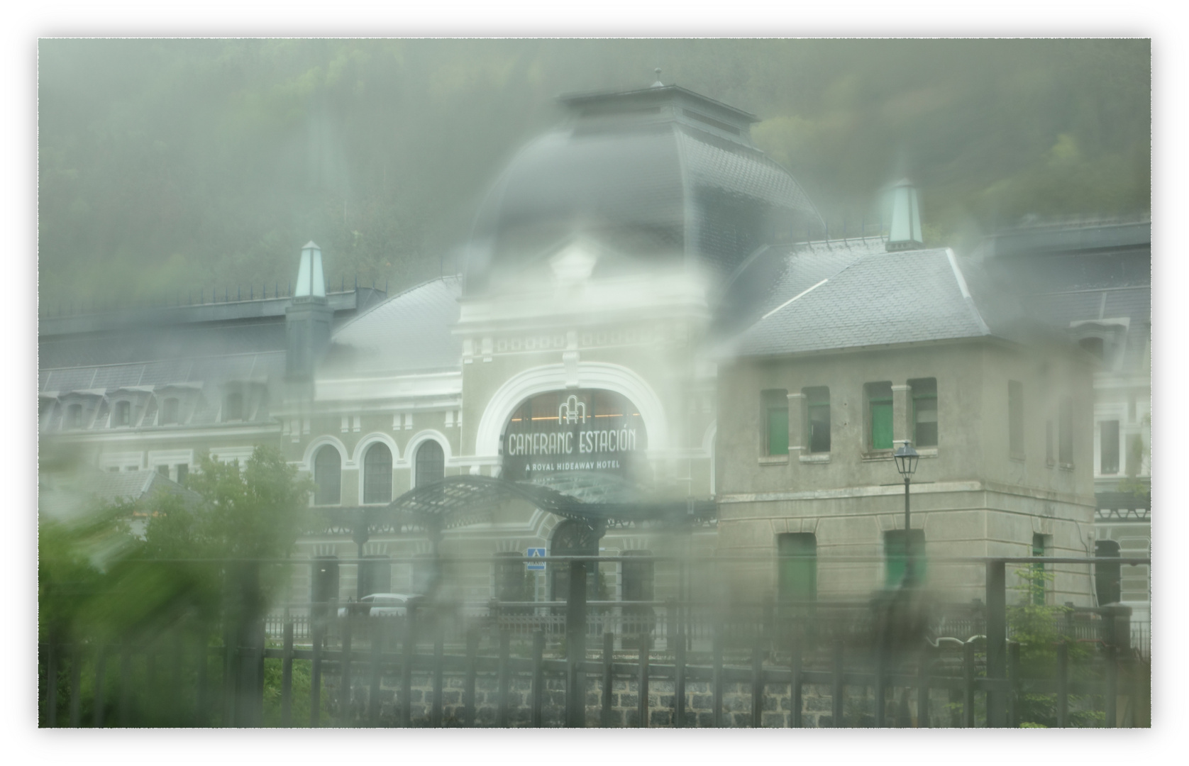 lloviendo en la estacion  (  Canfranc  )