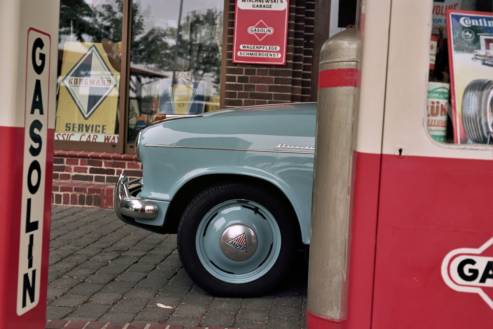 Lloyd Alexander an historischer Tankstelle in Bruchhausen-Vilsen