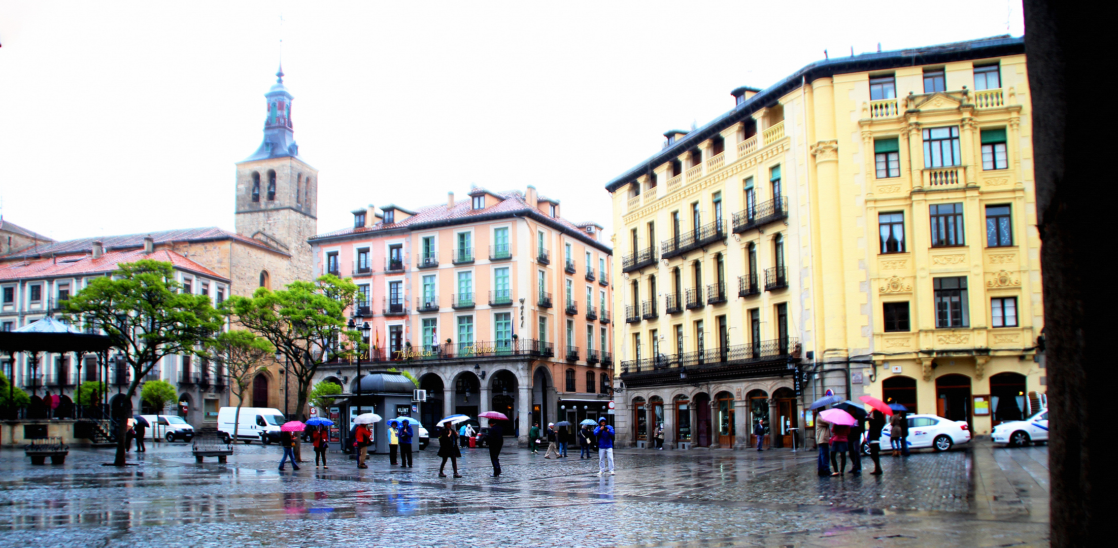 Llueve en Segovia.