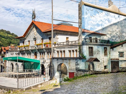 Lo que el frontis esconde