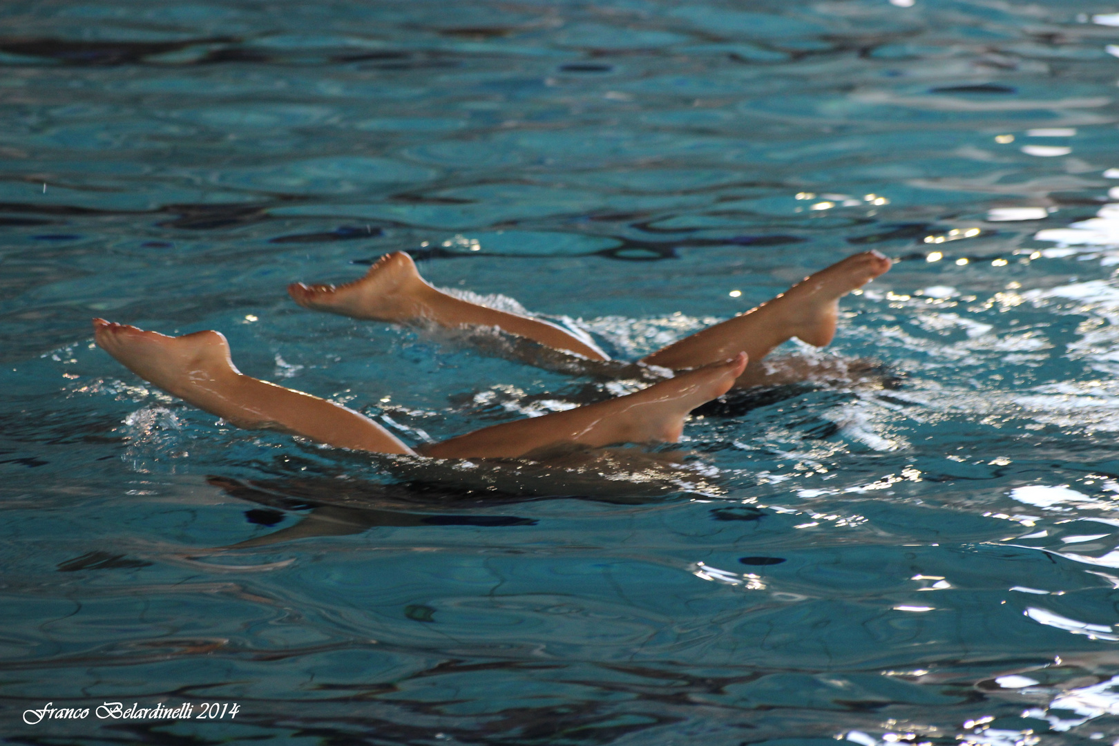 Lo sforzo del nuoto sincronizzato