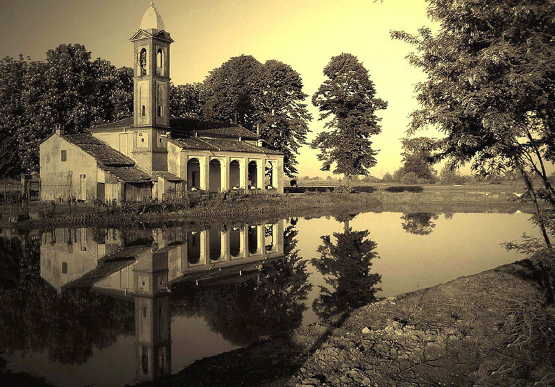 lo specchio d' acqua