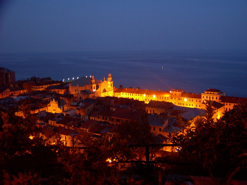 Loano bei Nacht (Italien)