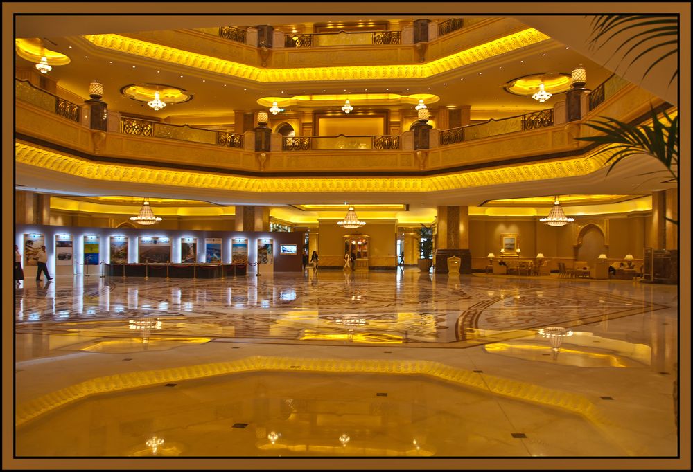 Lobby des Emirates Palace in Abu Dhabi von Petra806 