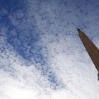 L'obelisco e il suo contrario tra le nuvole