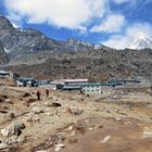 Lobuche im Khumbu (4930 m) mit dem Pumori (7161 m).