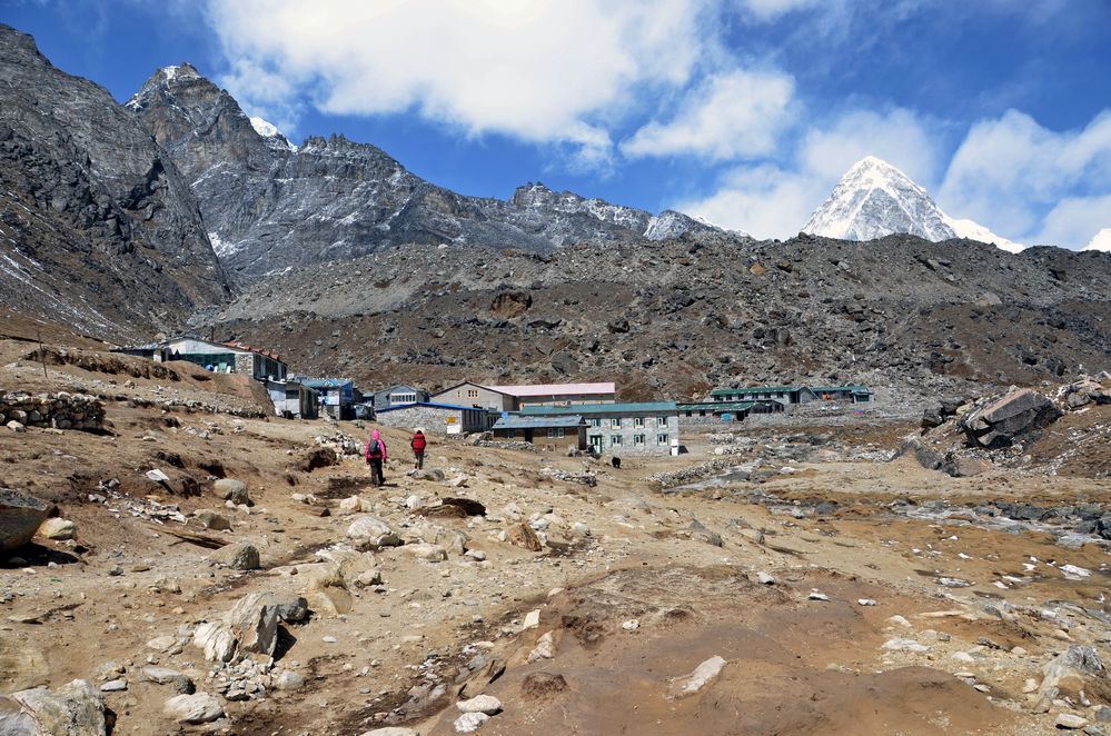 Lobuche im Khumbu (4930 m) mit dem Pumori (7161 m).