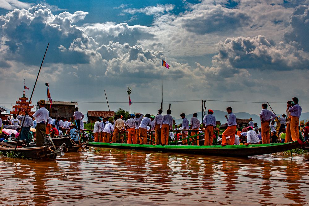 Local show at the Inle lake