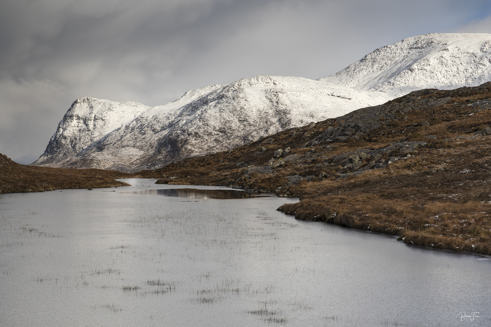 loch au pied des sommets.