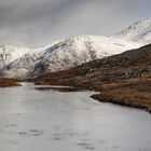 loch au pied des sommets.