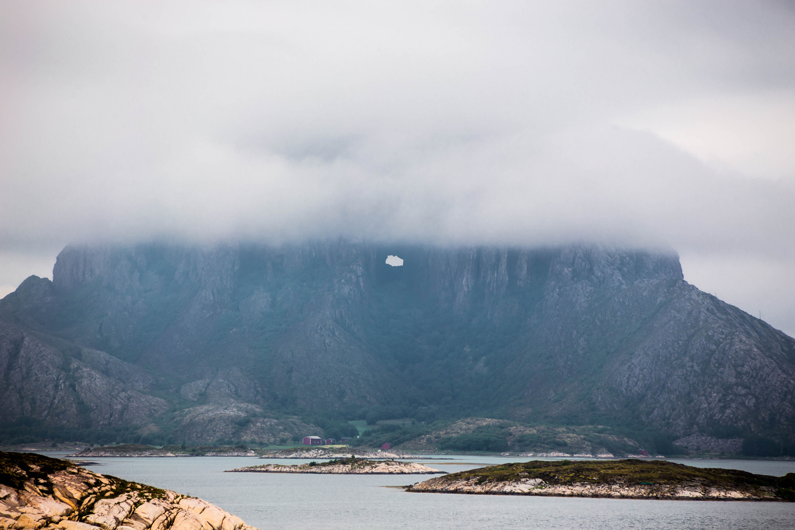 Loch im Berg - Torghatten mit Wolkenhut