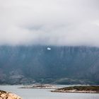 Loch im Berg - Torghatten mit Wolkenhut