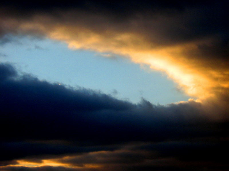 Loch in Wolkendecke