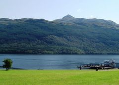 Loch Lomond vor Ben Lomond in Schottland