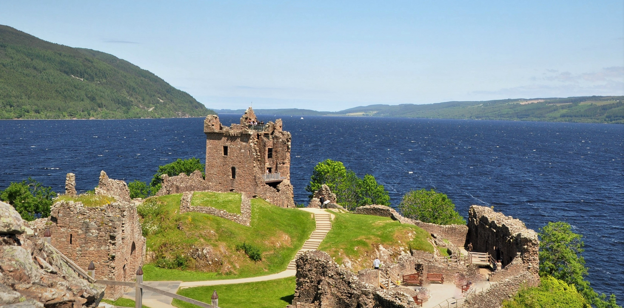 Loch Ness mit Urquhart Castle