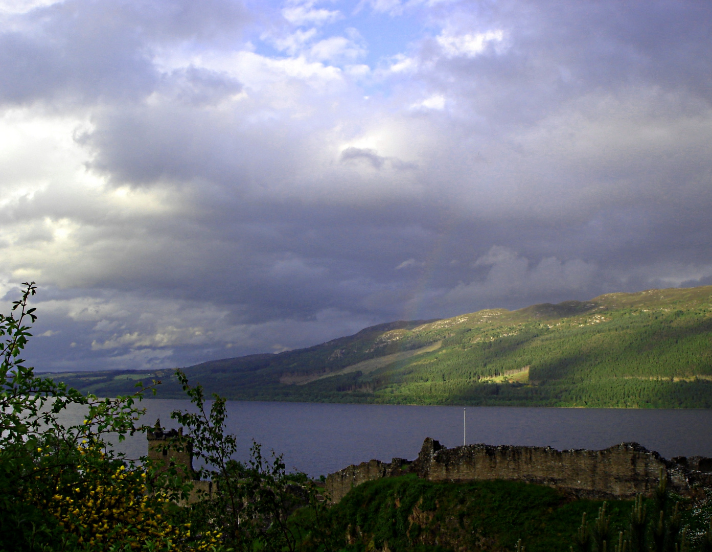 Loch Ness mit Urquhart Castle