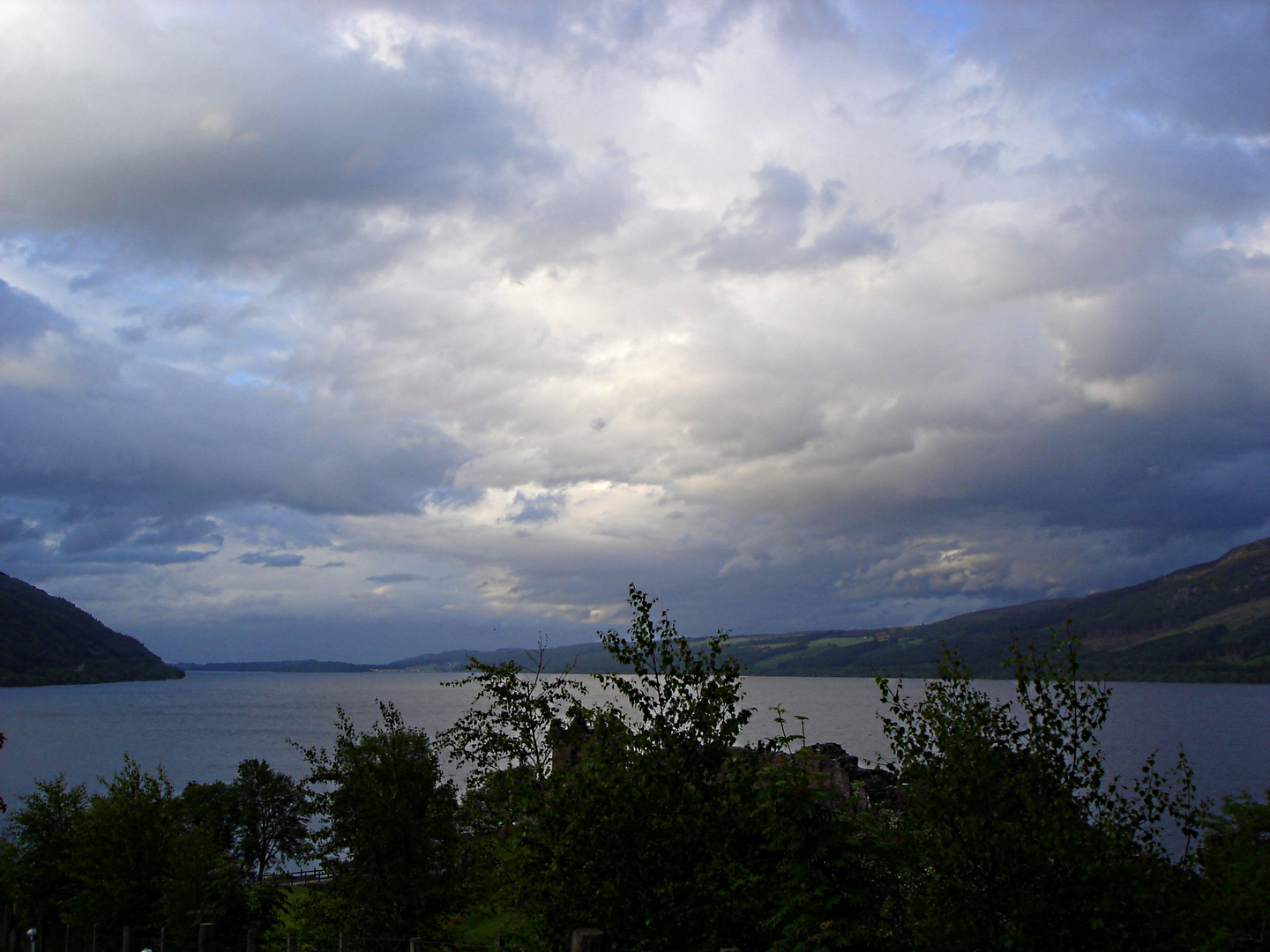 Loch Ness ............ unten Urquhart Castle