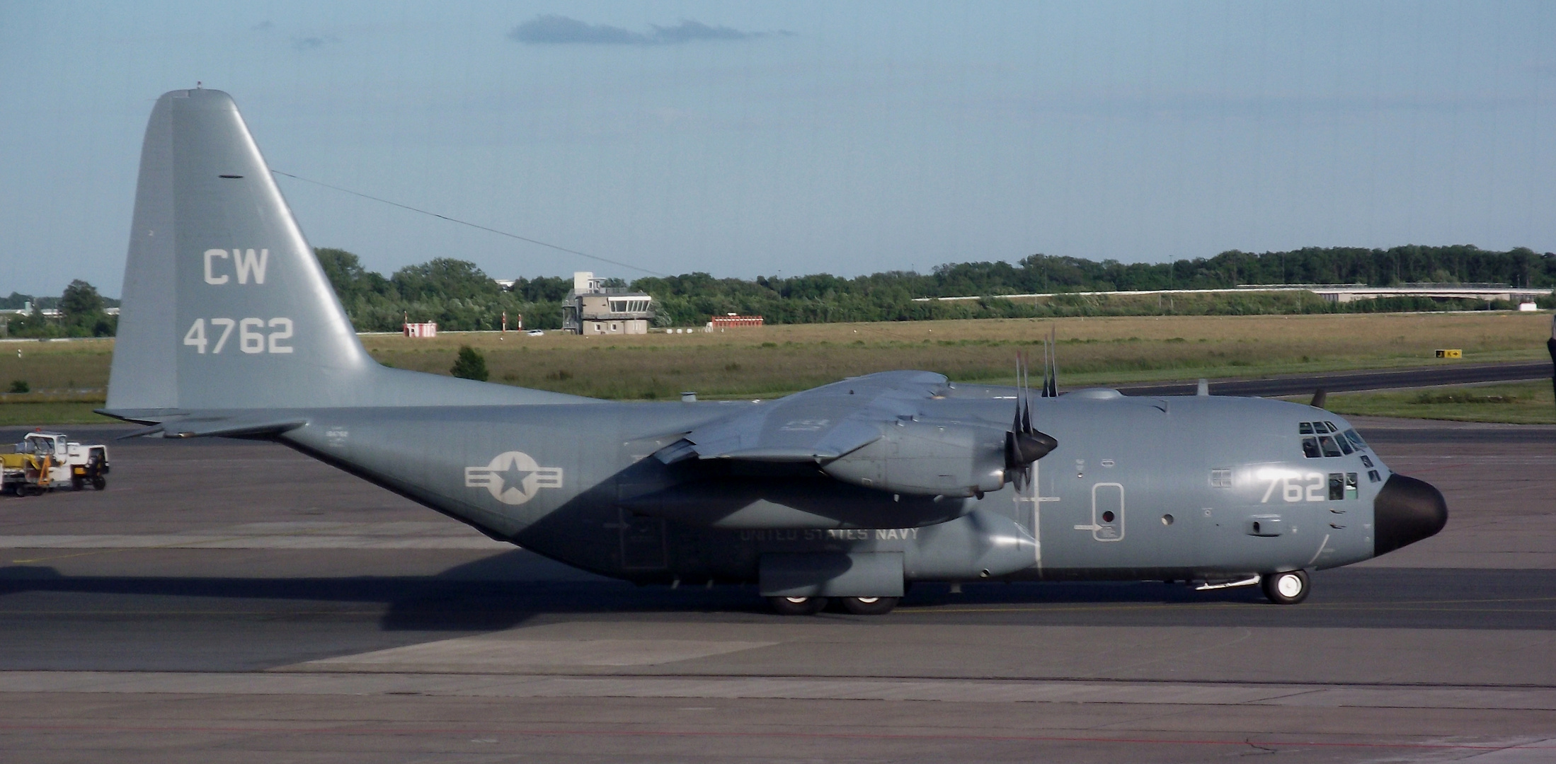 Lockheed C-130T Hercules (L-382) der US NAVY vor dem Start in Berlin/SXF