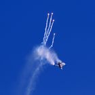 Lockheed Martin F-16 abfeuern von Flares – Airpower 2016