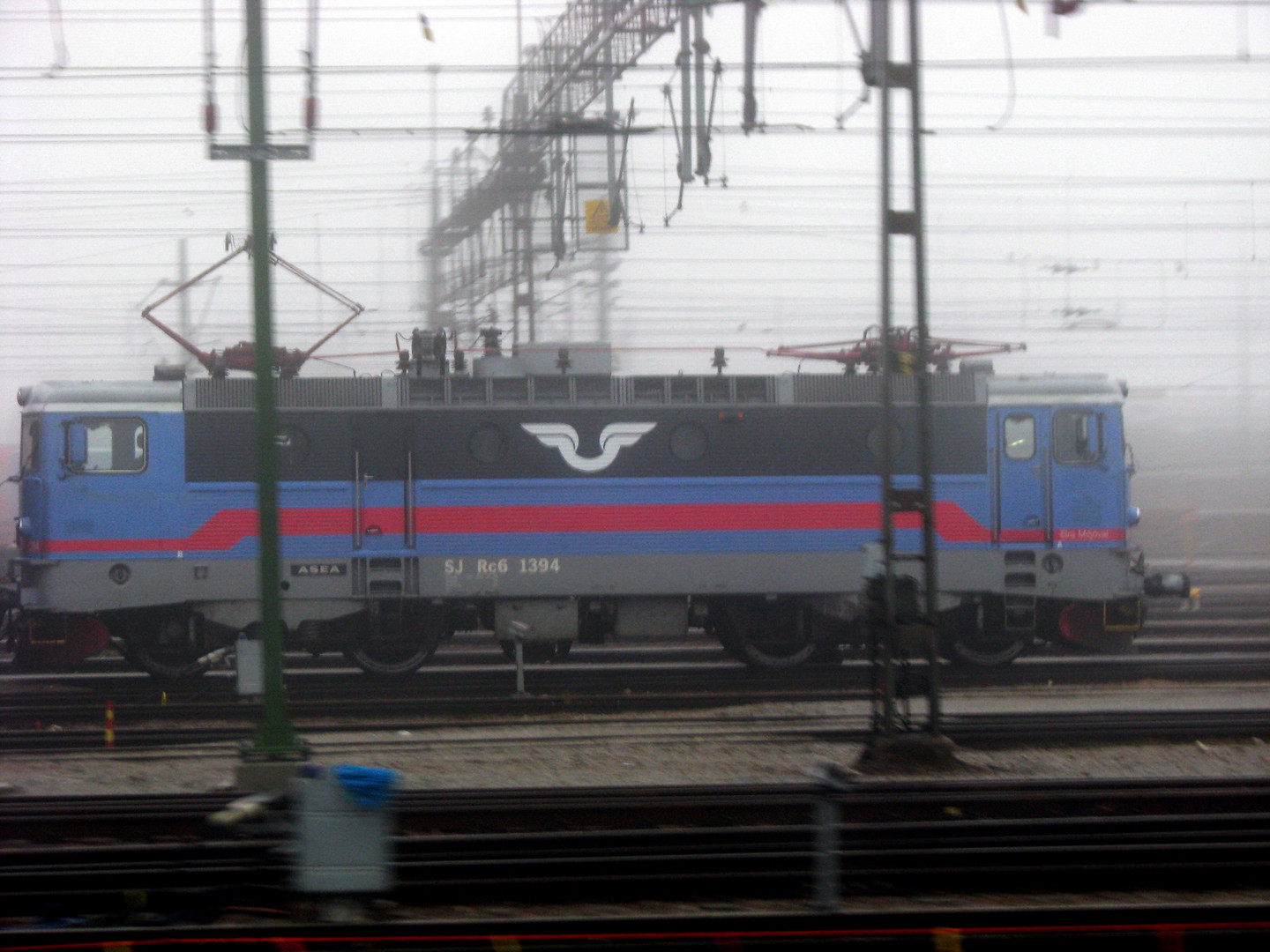 Locomotora sueca en la niebla