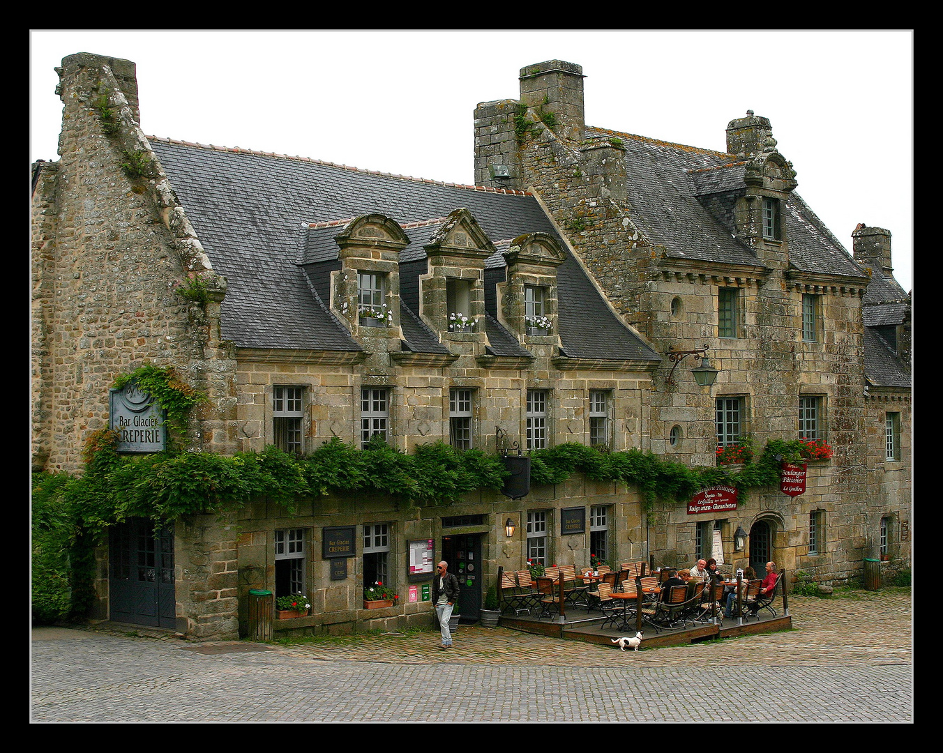 " Locronan avec un temps vivifiant Hi hi "