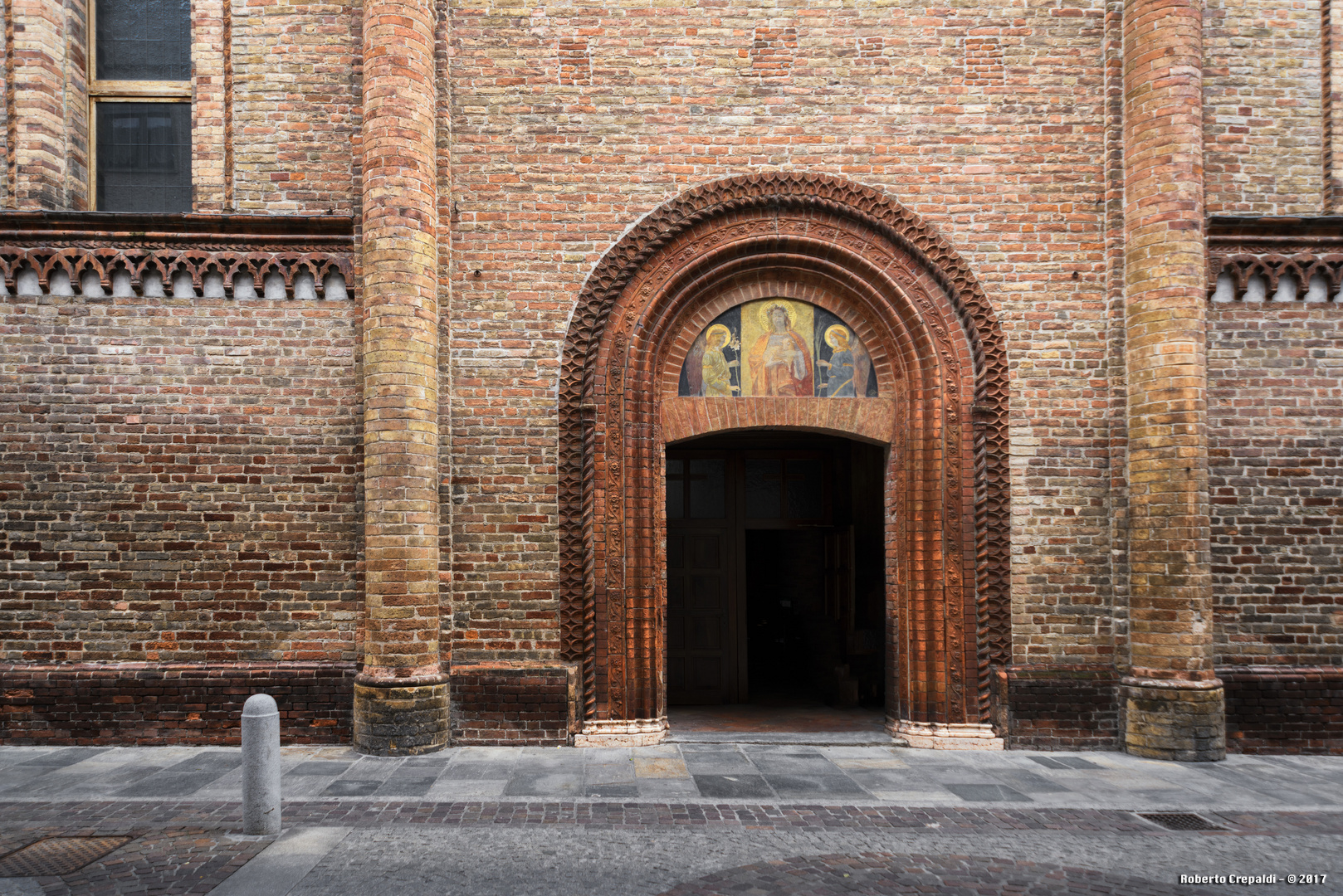 Lodi, Chiesa di Sant'Agnese, ingresso