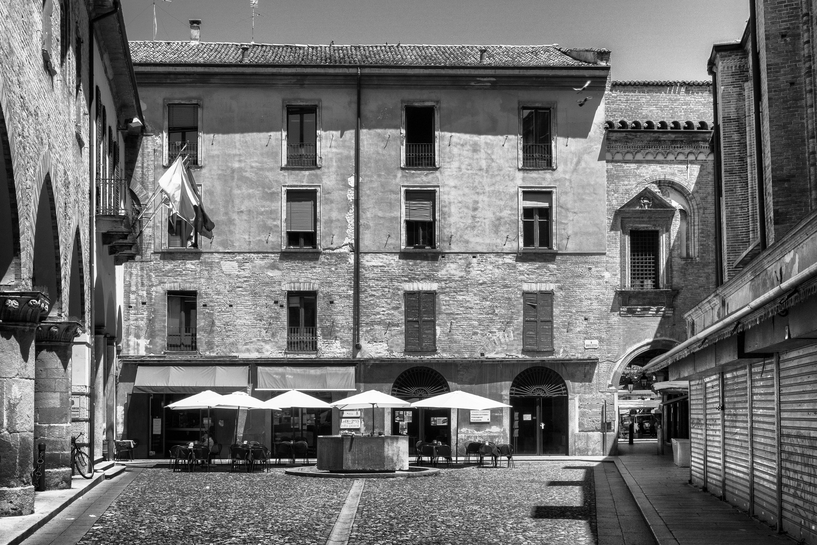 Lodi, cortile del broletto