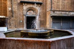 Lodi, Piazza Broletto, la fontana