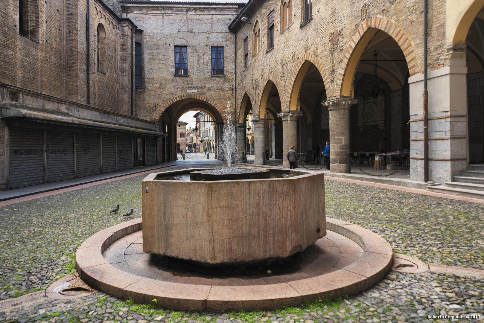 Lodi, Piazza Broletto, la fontana