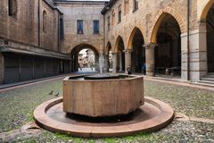 Lodi, Piazza Broletto, la fontana