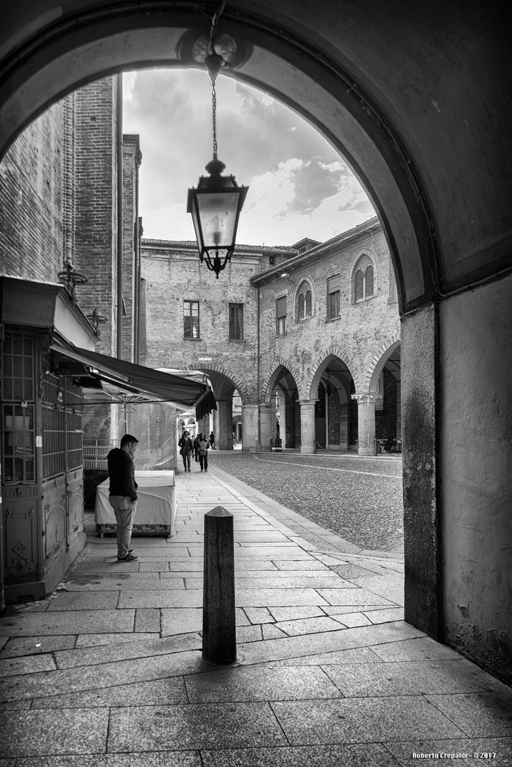 Lodi, Piazza Broletto, portico