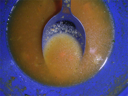 löffel in suppe. blau.