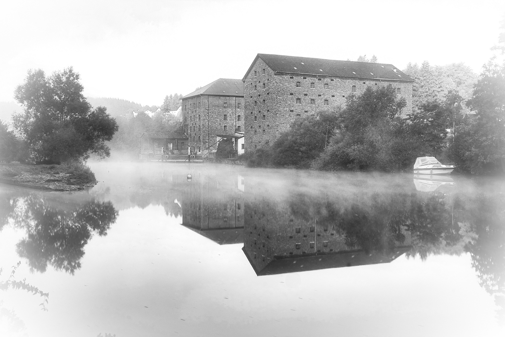 Löhnberger Mühle im Morgendunst