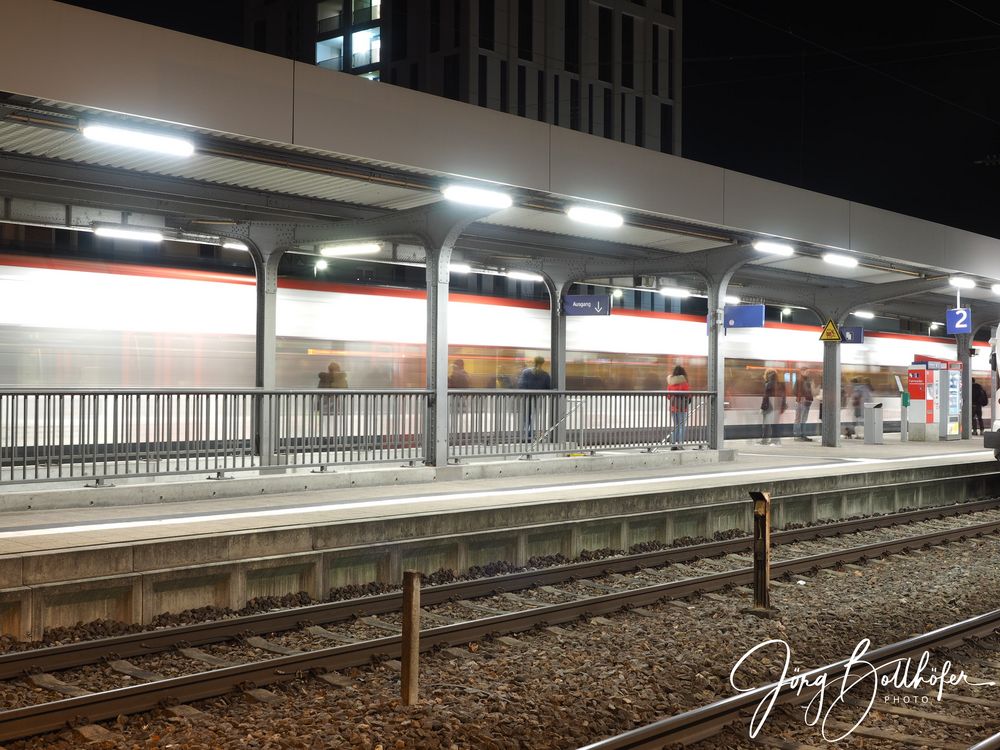 Lörrach Hauptbahnhof - Vorsicht bei der Einfahrt des Zuges!