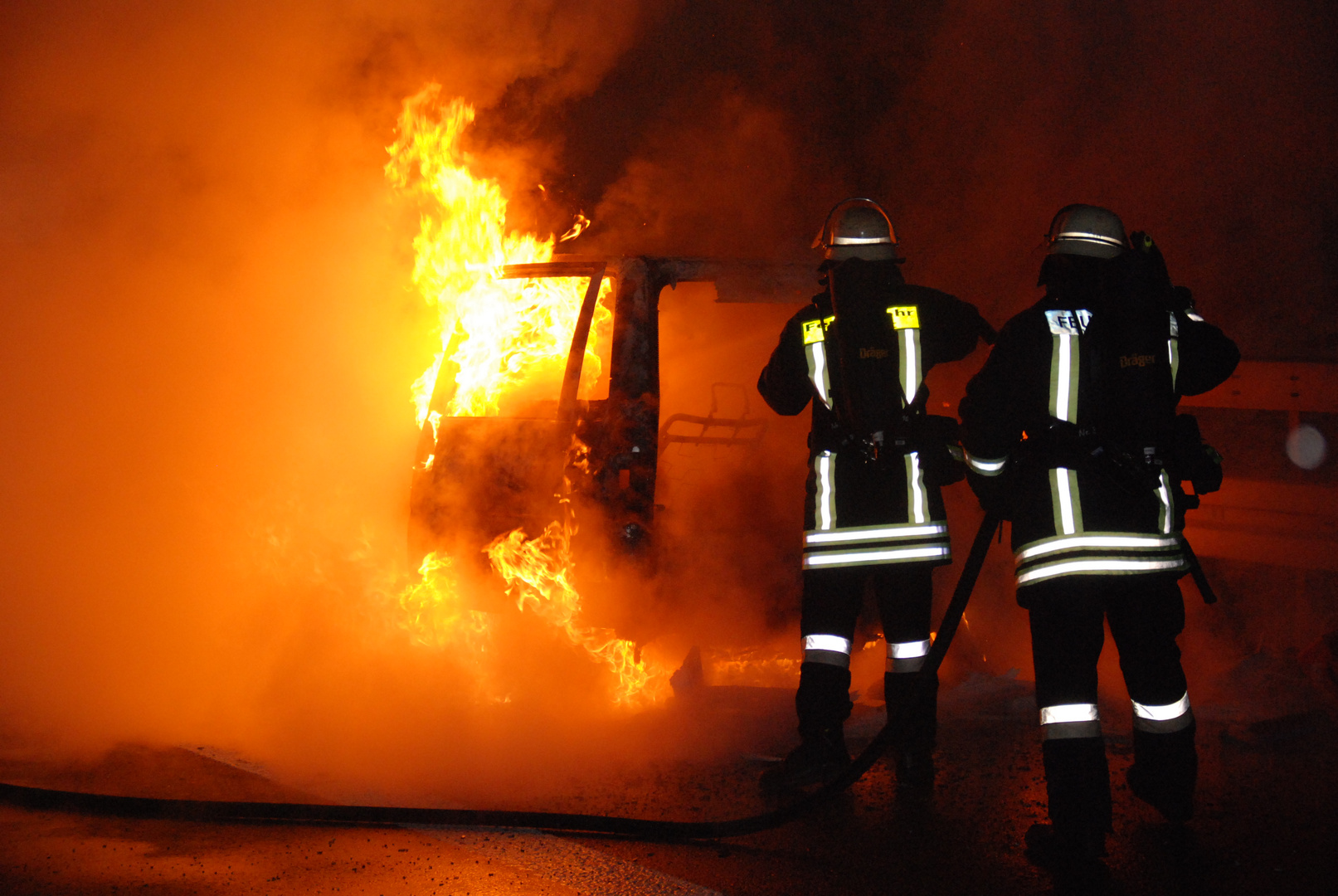 Löschangriff bei nächtlichem PKW Brand