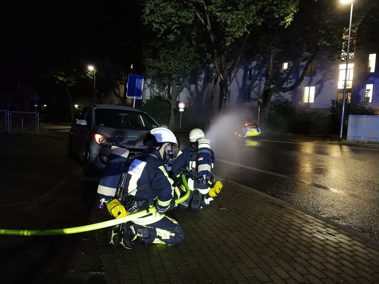 Löscharbeiten nach Verkehrsunfall