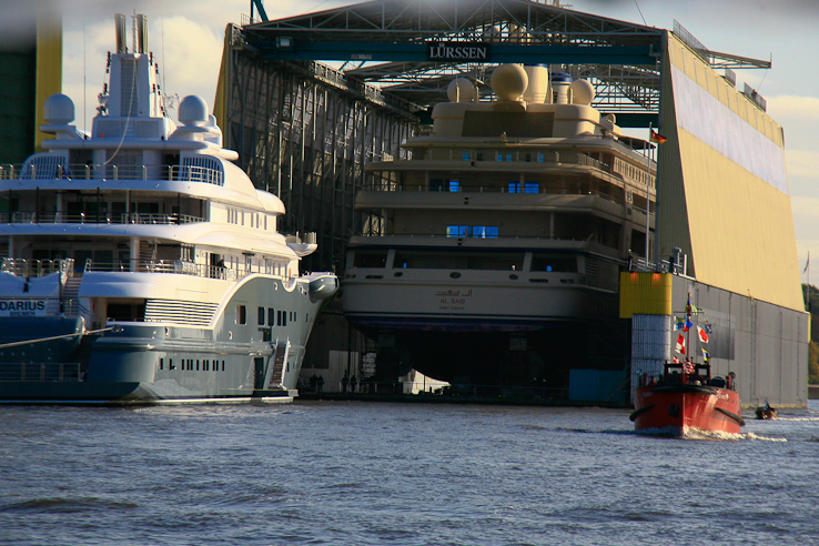 Löschboot vor dem Dock