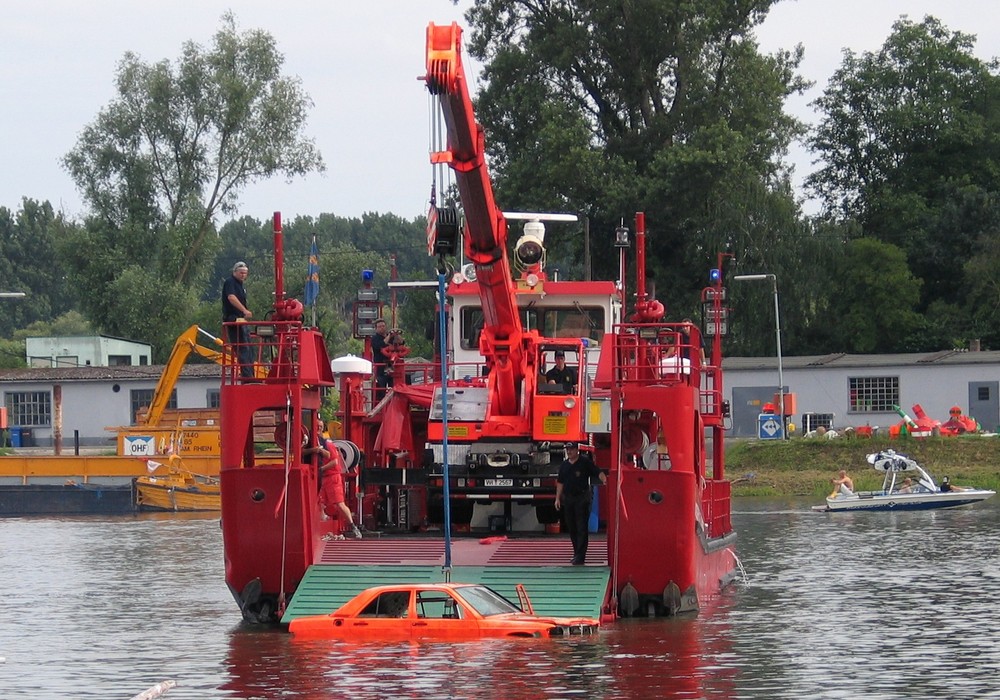 Löschboot Wiesbaden Mainz bei einer Übung