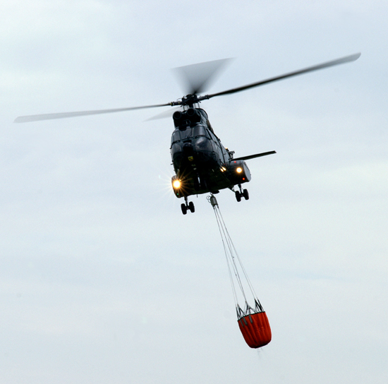 Löschen aus der Luft mit Super Puma