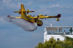 Löschflugzeug bei der Arbeit