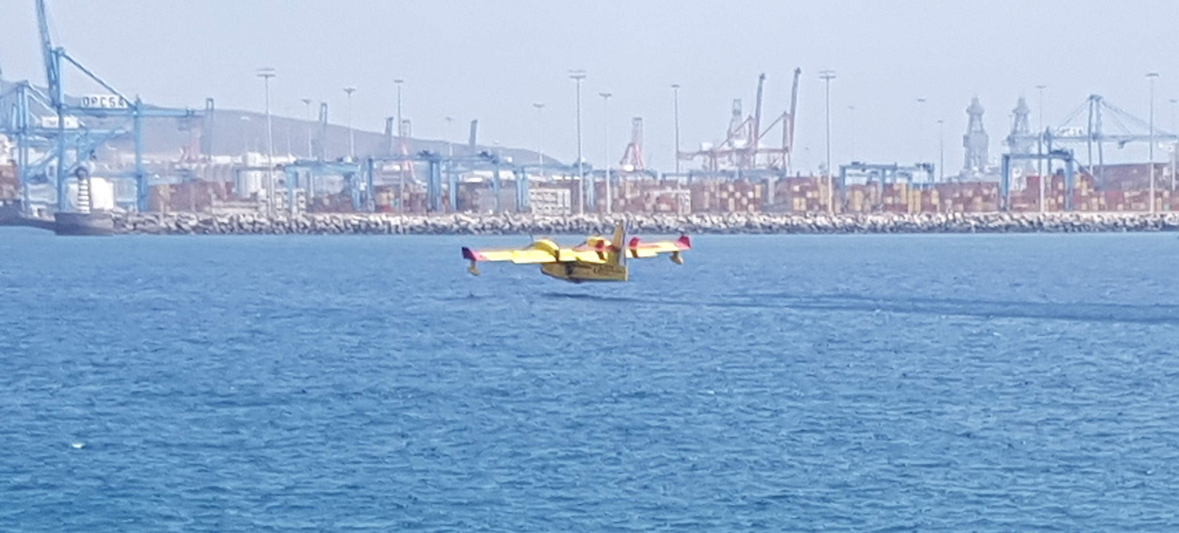 Löschflugzeug beim Wasser auftanken