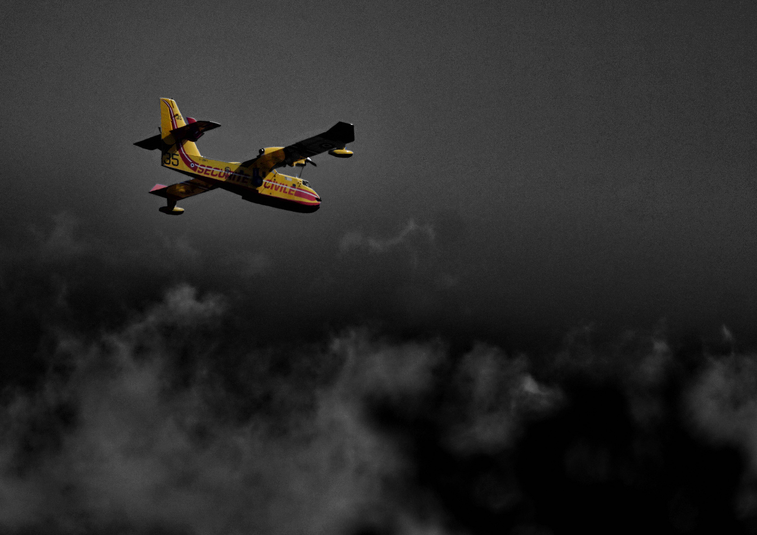 Löschflugzeug im Einsatz (Canadair CL-415)