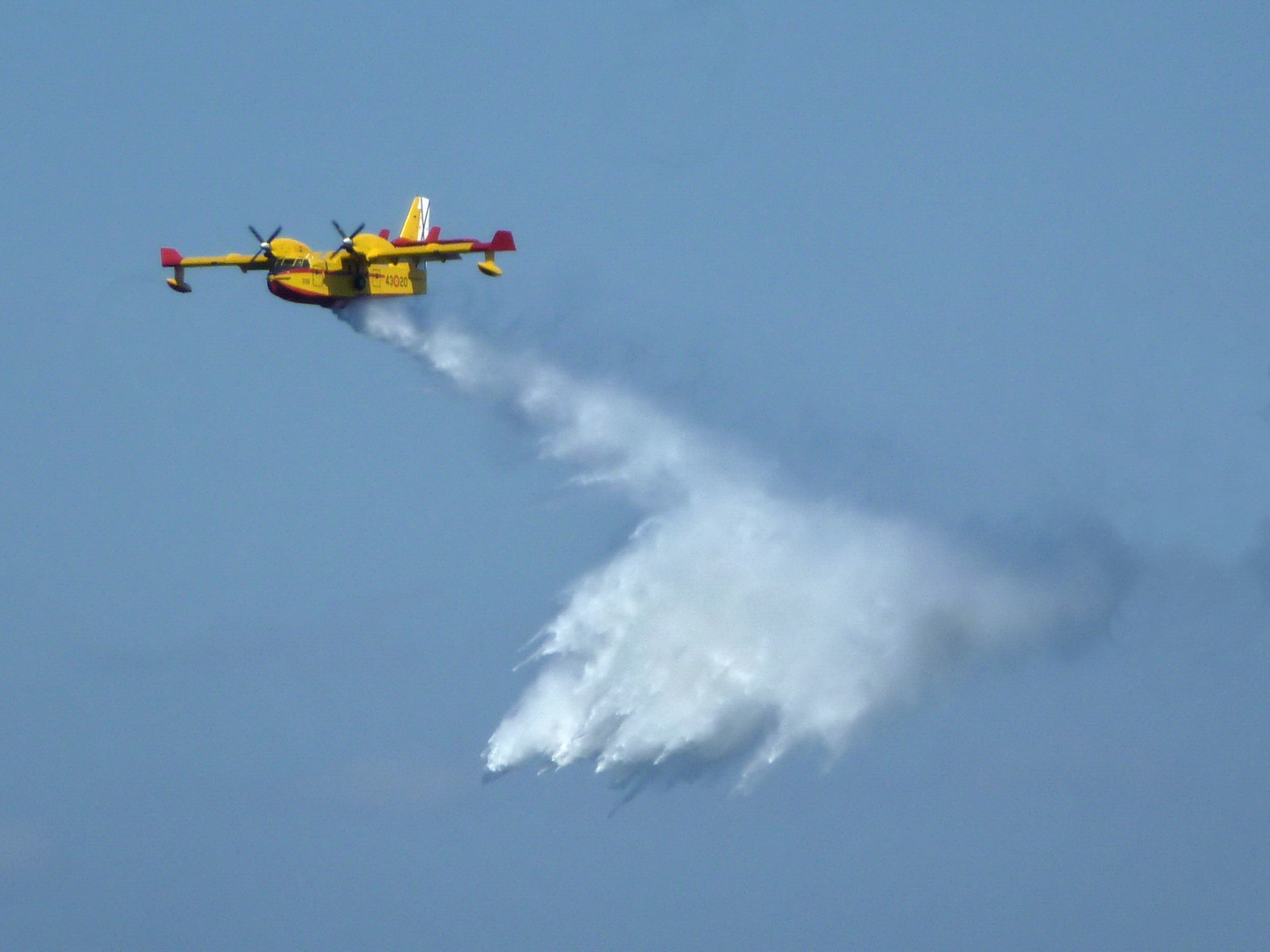 Löschflugzeug im Testflug