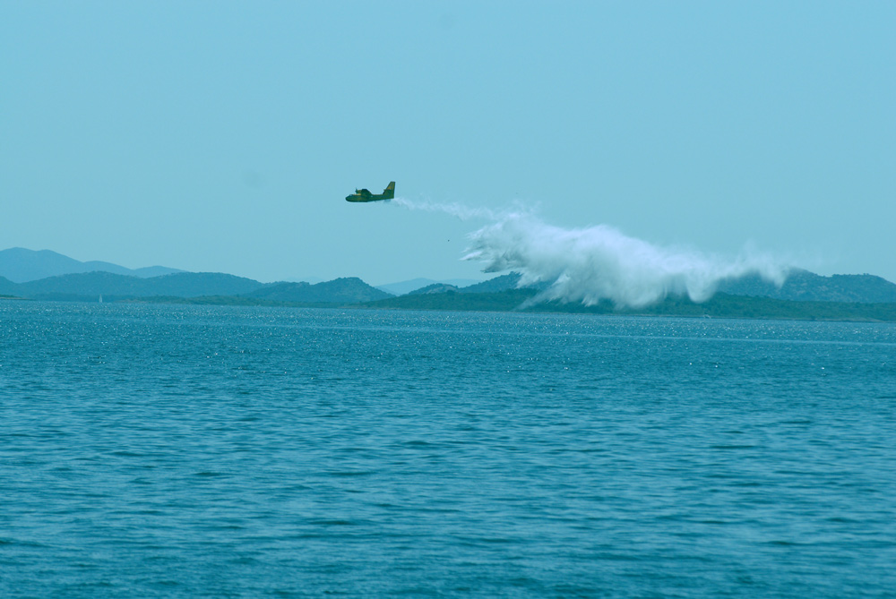 Löschflugzeug übte die Wasseraufnahme und das Ablassen