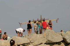 Löschflugzeuge am Strand