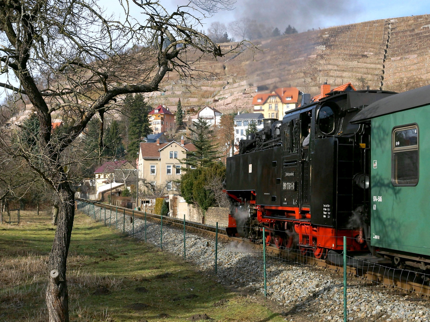 Lößnitzgrundbahn auf Fahrt Richtung Frühling