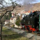 Lößnitzgrundbahn auf Fahrt Richtung Frühling