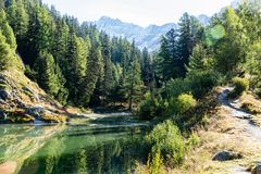 Lötschentaler Höhenweg: Erste Sonnenstrahlen auf dem Schwarzsee