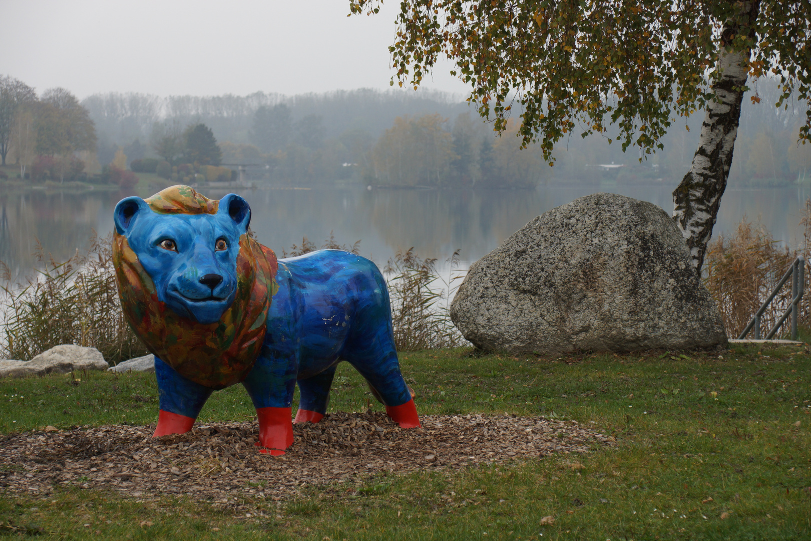 Löwe am Herbstsse